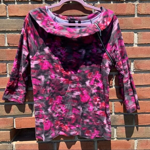 𝅺Magenta/Black Print Top with Layered Neck & Zipper - Picture 1 of 6